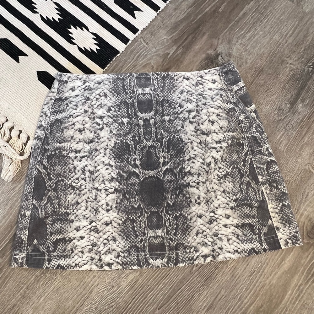 BDG Urban Outfitters Snakeskin Mini Skirt Medium - Picture 2 of 8
